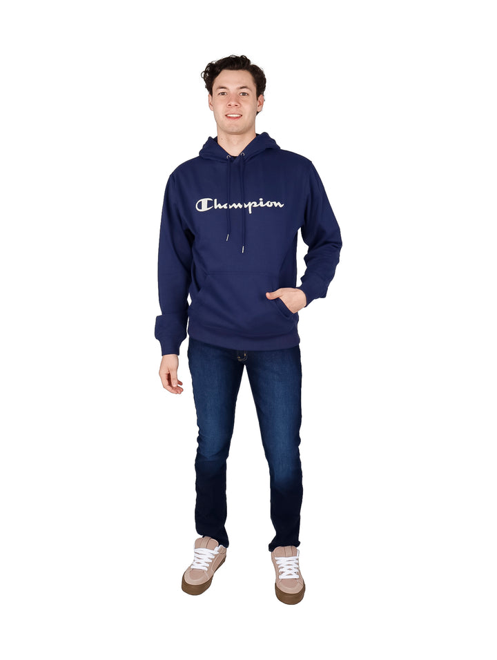 Hombre vistiendo una sudadera con capucha color azul marino con el logo de Champion en el pecho.