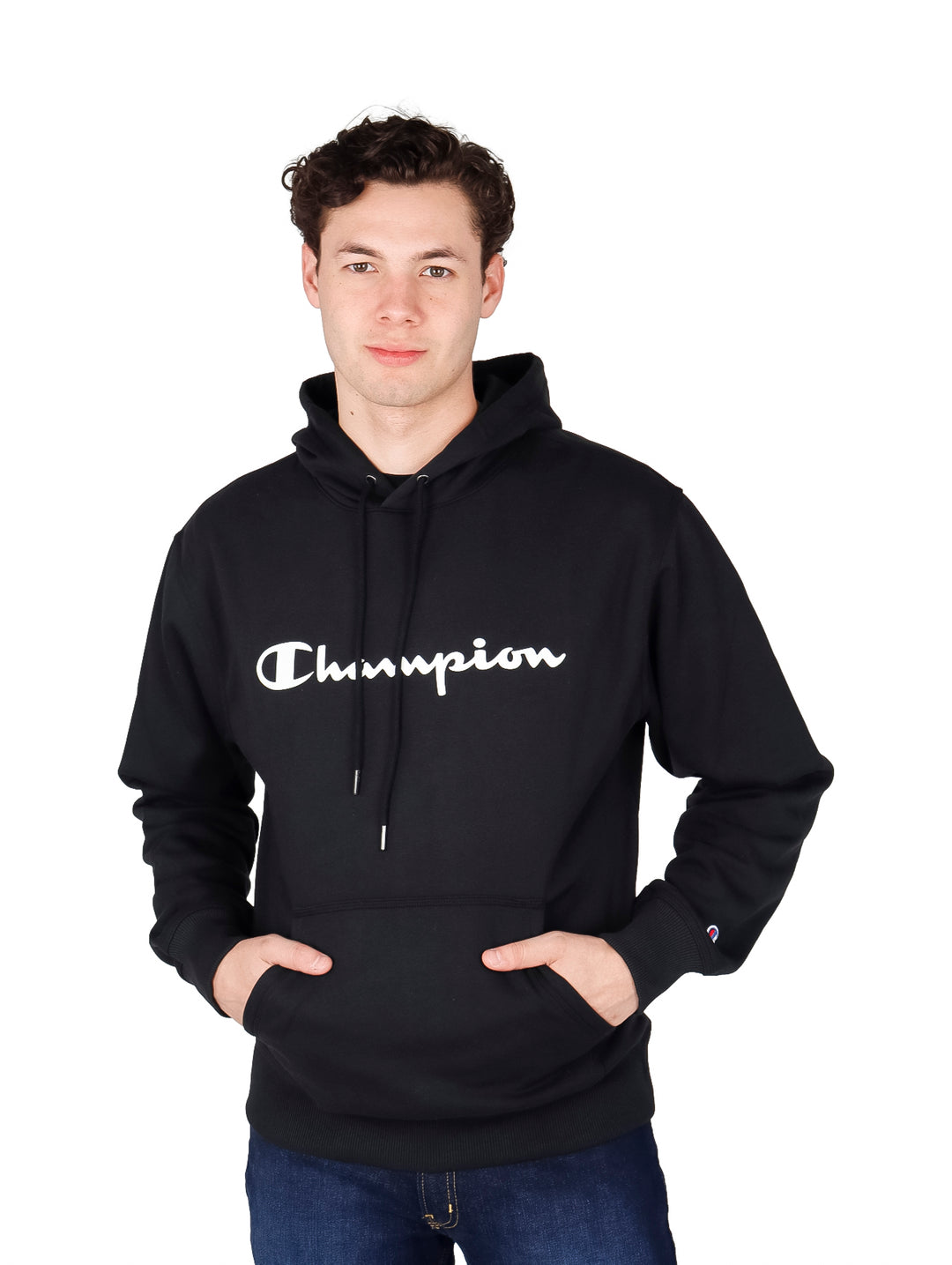 Hombre vistiendo una sudadera con capucha color negro de la marca Champion con logotipo blanco en el pecho.