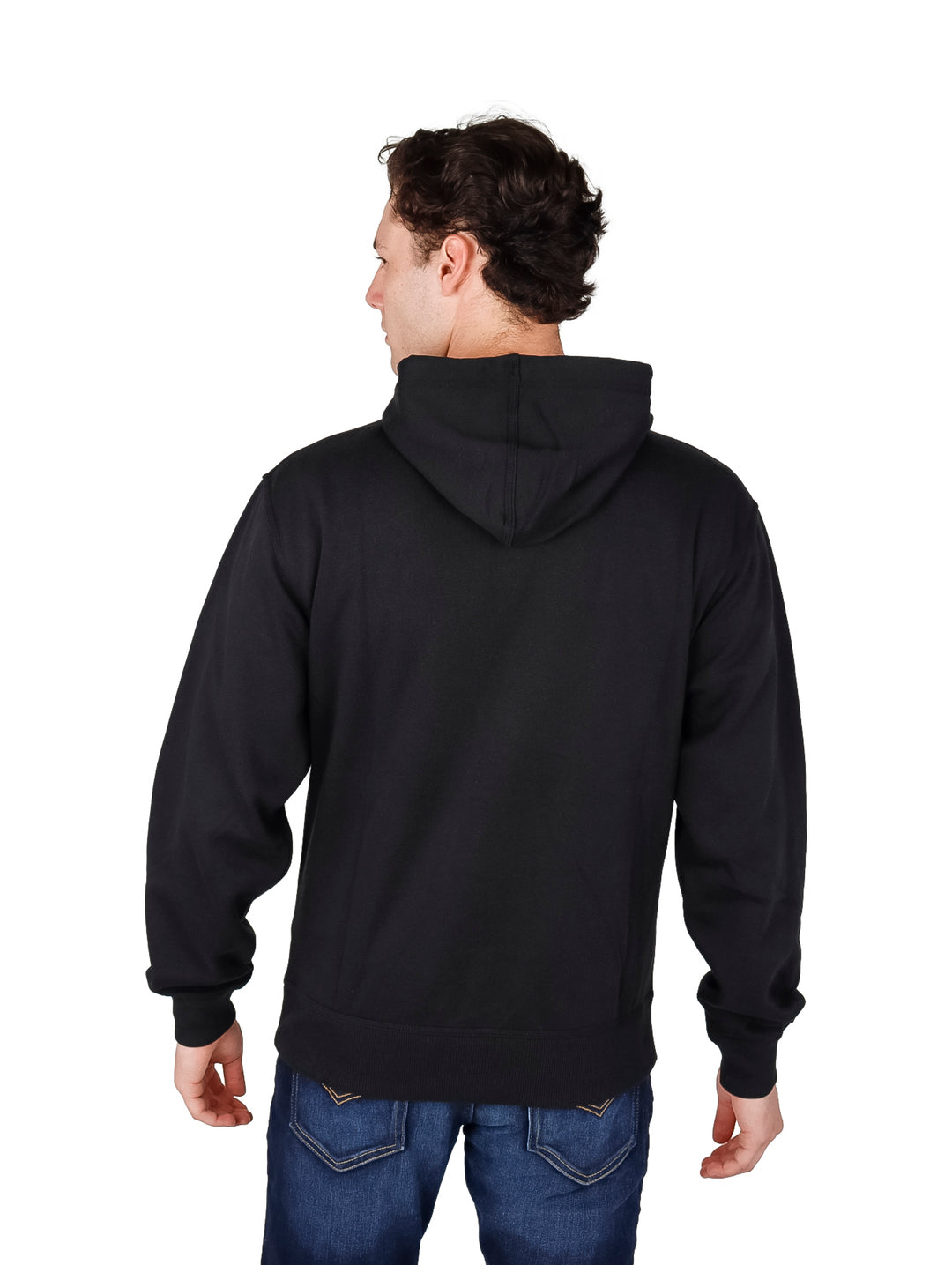 Hombre vistiendo una sudadera con capucha color negro de la marca Champion con logotipo blanco en el pecho.