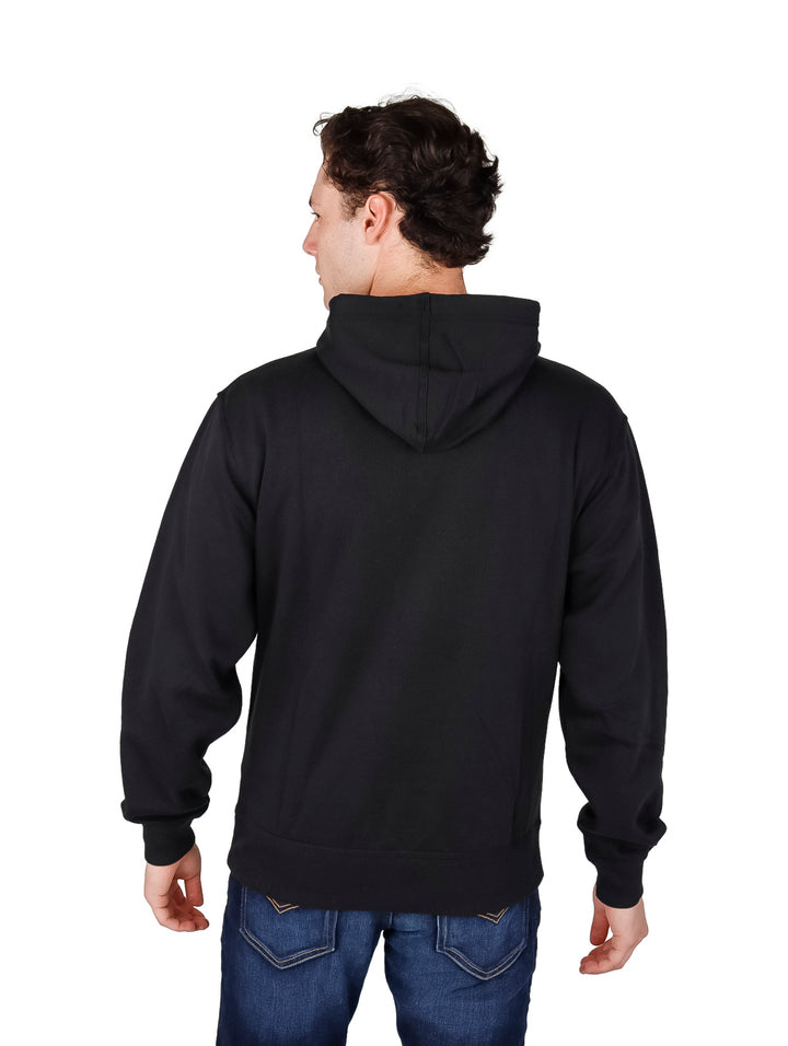 Hombre vistiendo una sudadera con capucha color negro de la marca Champion con logotipo blanco en el pecho.