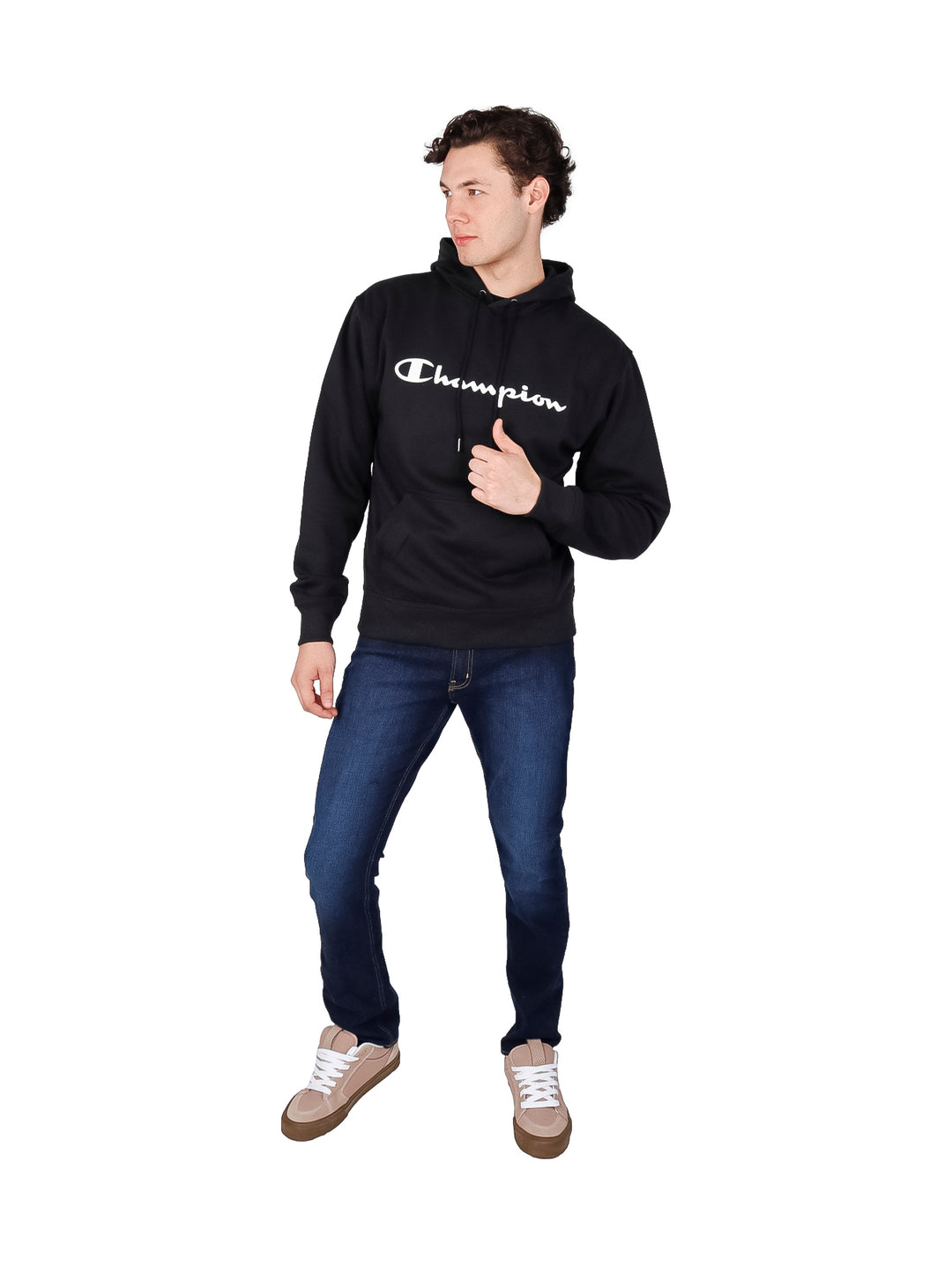 Hombre vistiendo una sudadera con capucha color negro de la marca Champion con logotipo blanco en el pecho.