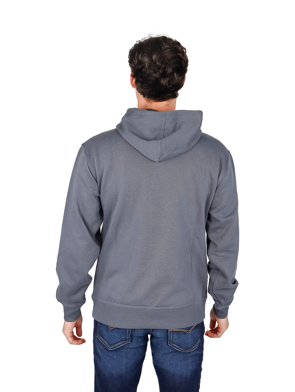 Hombre vistiendo una sudadera con capucha color gris oscuro de la marca Champion con logotipo en el pecho.