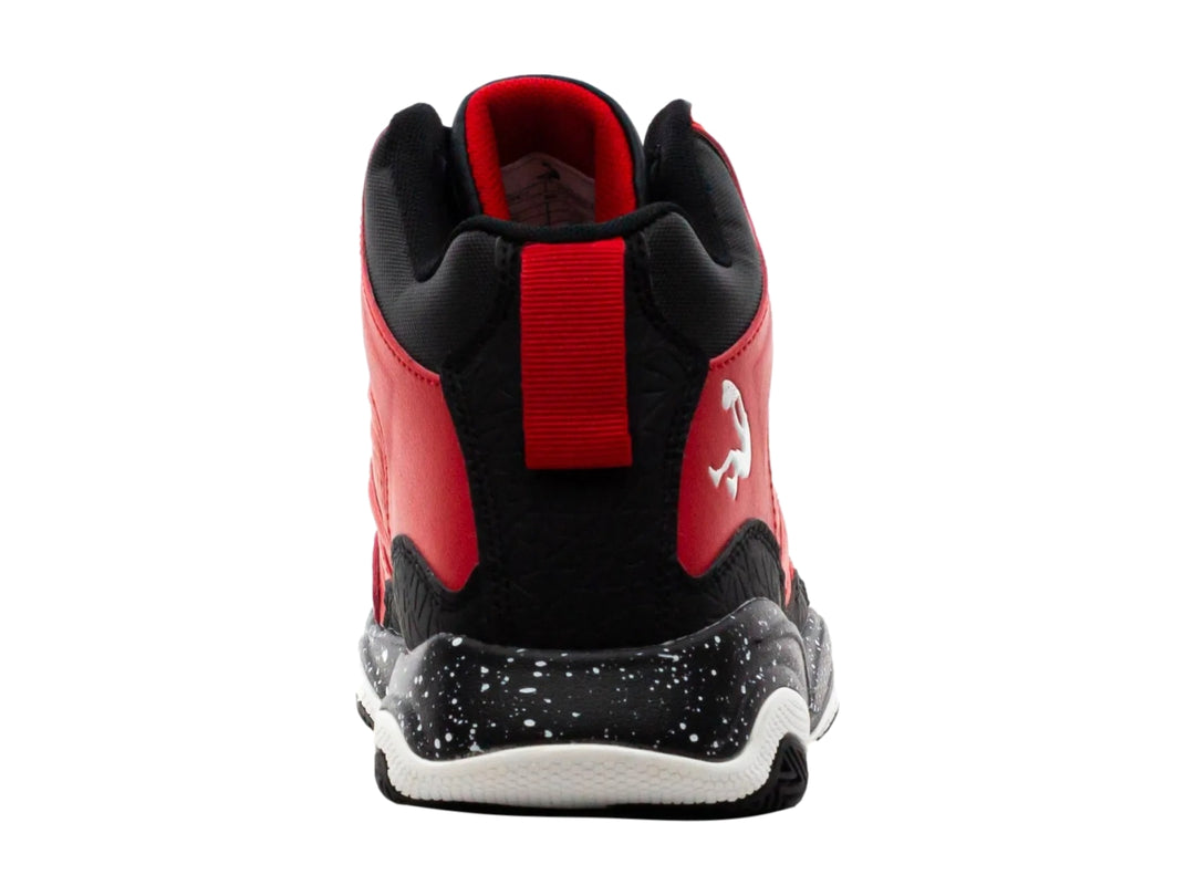 Tenis de baloncesto SHAQ en color rojo y negro con suela negra moteada de blanco y corte alto.