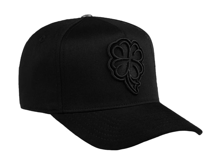 Gorra snapback color negro con bordado de trébol en relieve en el frente y lateral.