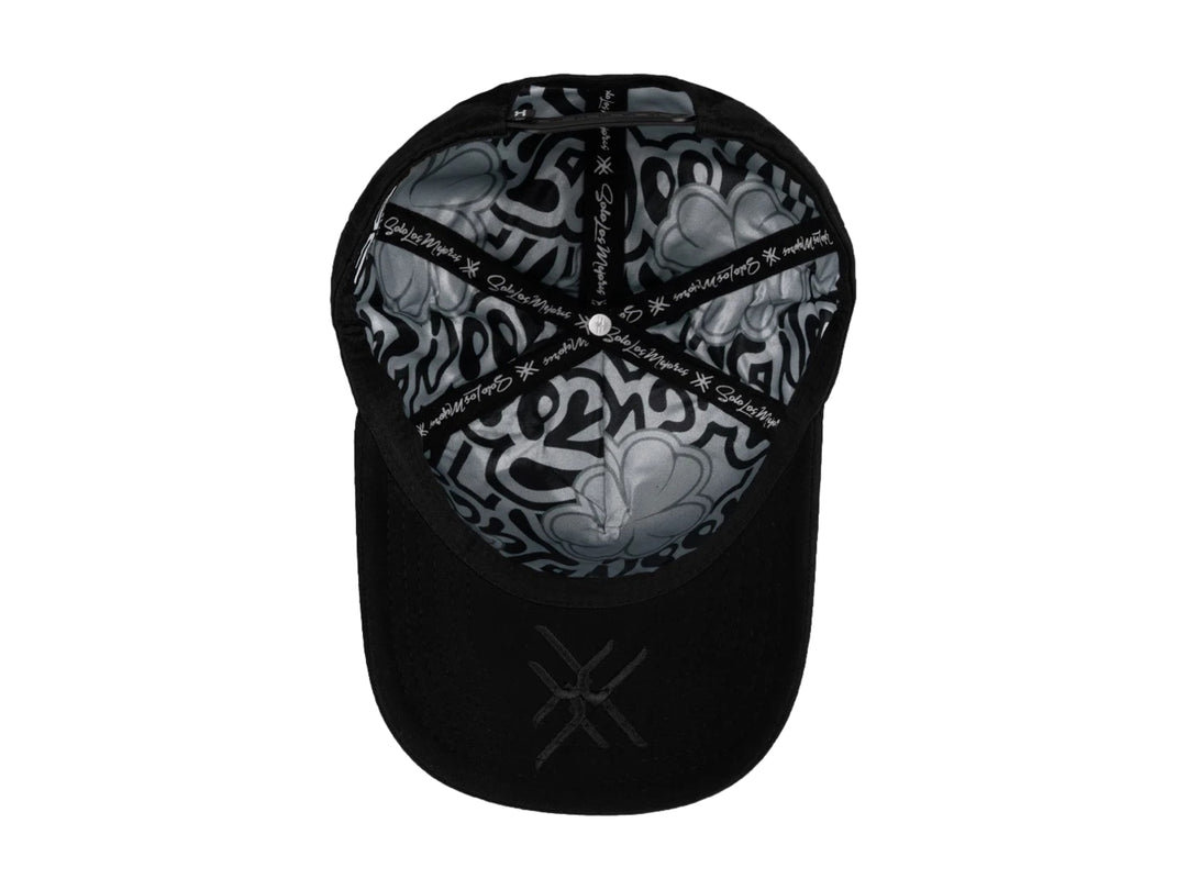 Gorra snapback color negro con bordado de trébol en relieve en el frente y lateral.