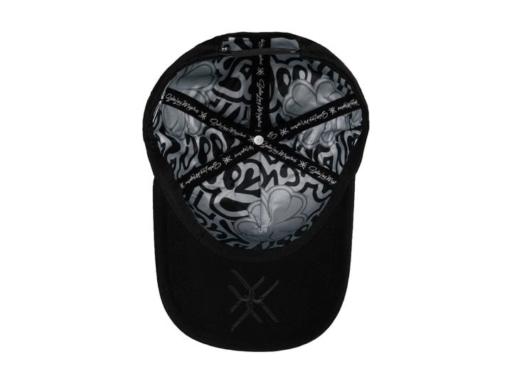 Gorra snapback color negro con bordado de trébol en relieve en el frente y lateral.