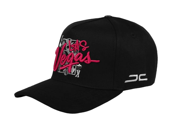 Gorra snapback negra de JC HATS con bordado rosa de Las Vegas y diseño de cartas en el frente.