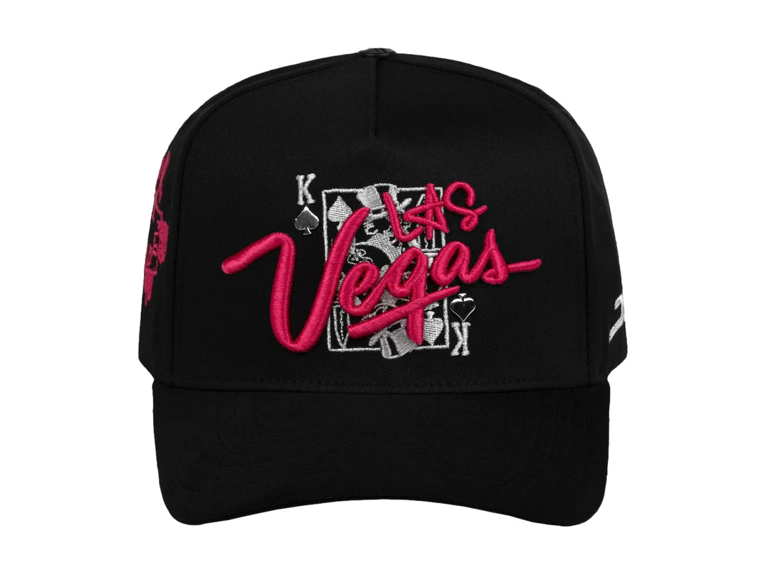 Gorra snapback negra de JC HATS con bordado rosa de Las Vegas y diseño de cartas en el frente.