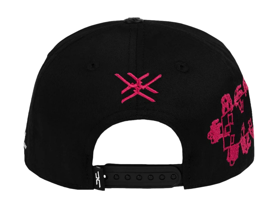 Gorra snapback negra de JC HATS con bordado rosa de Las Vegas y diseño de cartas en el frente.