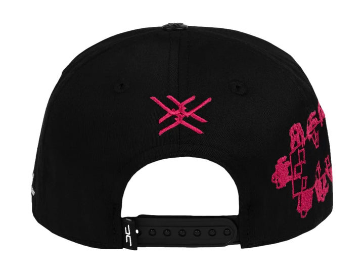 Gorra snapback negra de JC HATS con bordado rosa de Las Vegas y diseño de cartas en el frente.