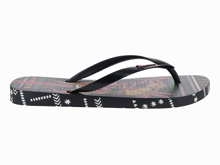 Sandalias Ipanema negras con suela multicolor y patrones geométricos blancos en los costados.