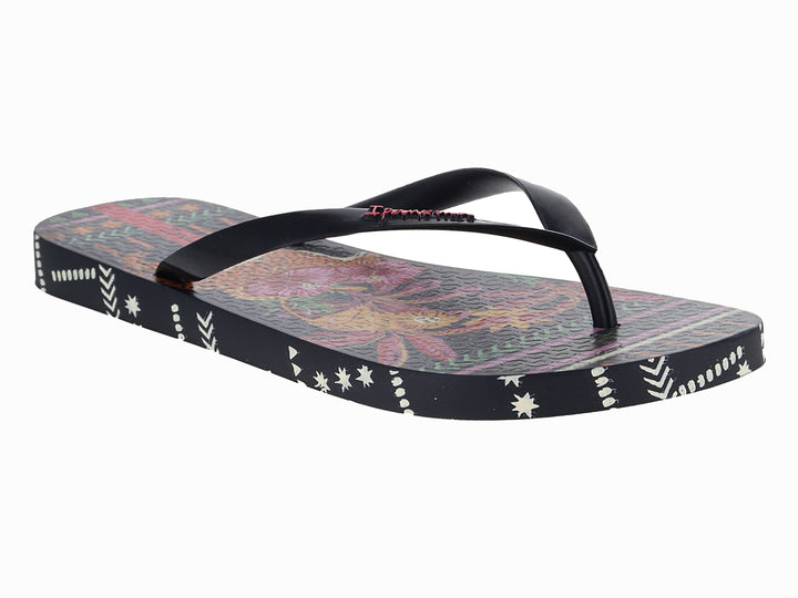 Sandalias Ipanema negras con suela multicolor y patrones geométricos blancos en los costados.