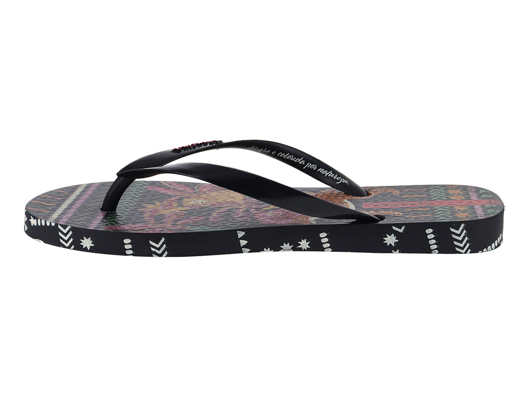 Sandalias Ipanema negras con suela multicolor y patrones geométricos blancos en los costados.