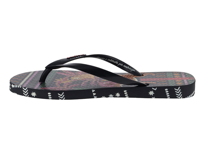 Sandalias Ipanema negras con suela multicolor y patrones geométricos blancos en los costados.