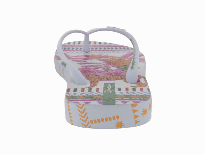 Sandalias Ipanema blancas con tiras blancas y estampado multicolor en la suela.