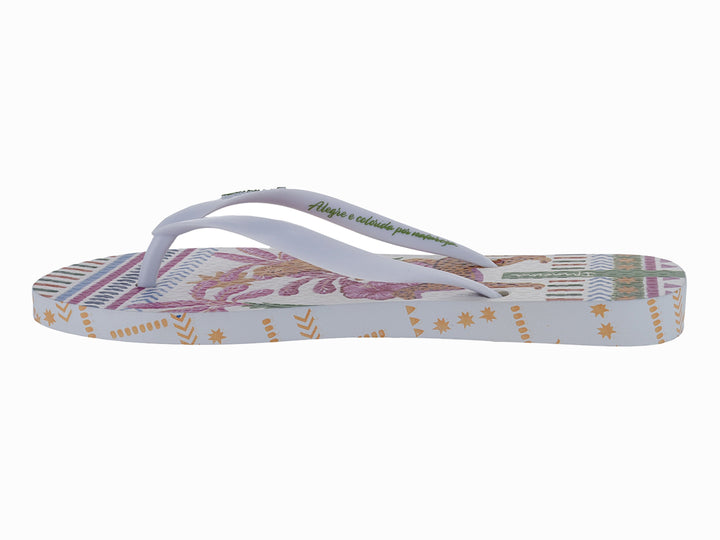 Sandalias Ipanema blancas con tiras blancas y estampado multicolor en la suela.