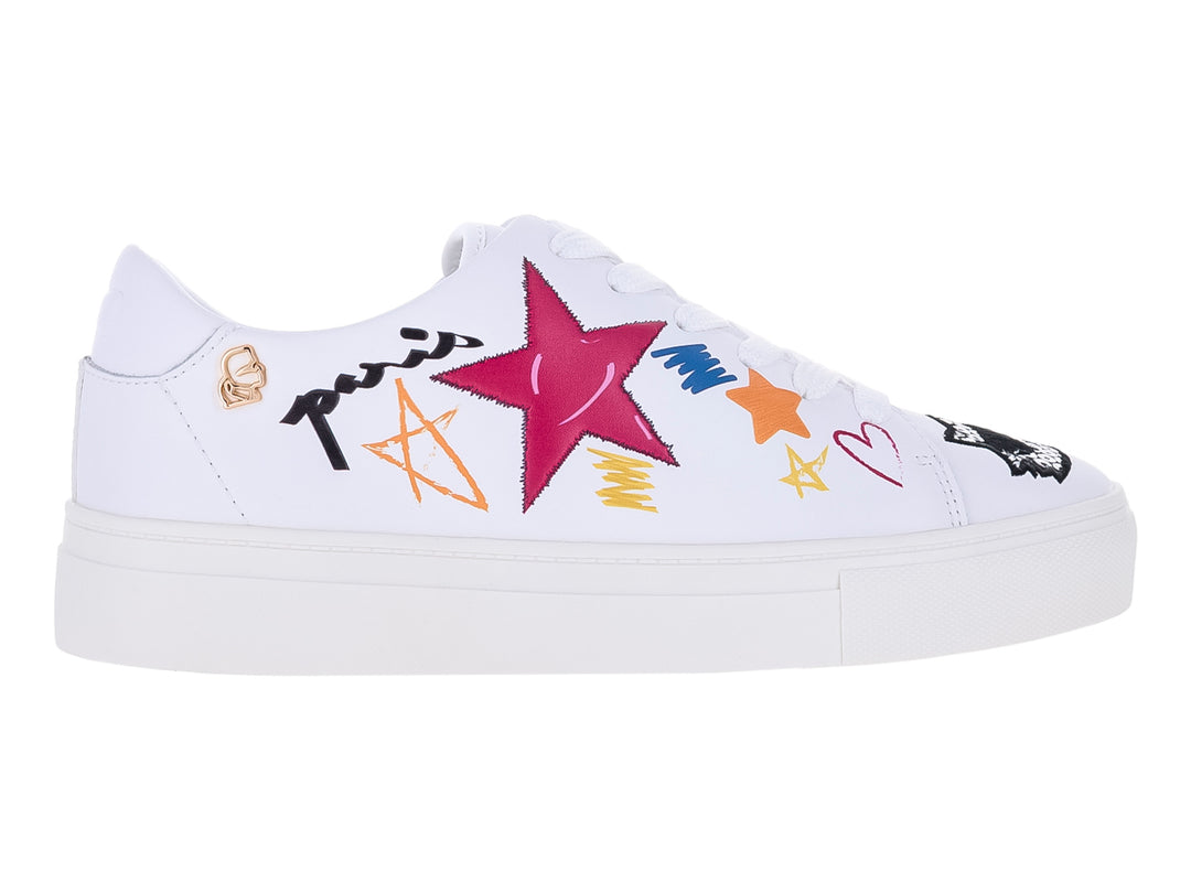 Tenis blancos de cuero Karl Lagerfeld con decoraciones de estrellas y letras multicolores en el lateral.