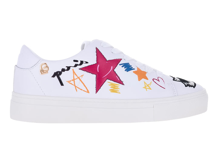 Tenis blancos de cuero Karl Lagerfeld con decoraciones de estrellas y letras multicolores en el lateral.