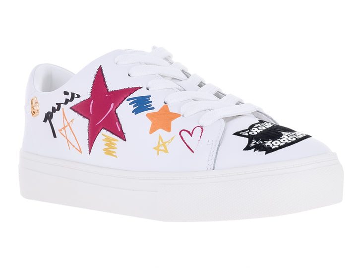Tenis blancos de cuero Karl Lagerfeld con decoraciones de estrellas y letras multicolores en el lateral.