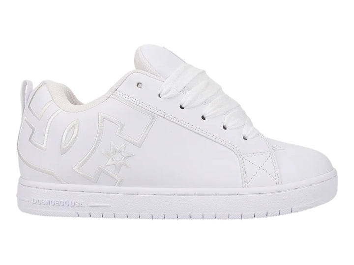 Tenis DC Shoes Court Graffik en color blanco total con suela plana y agujetas blancas.