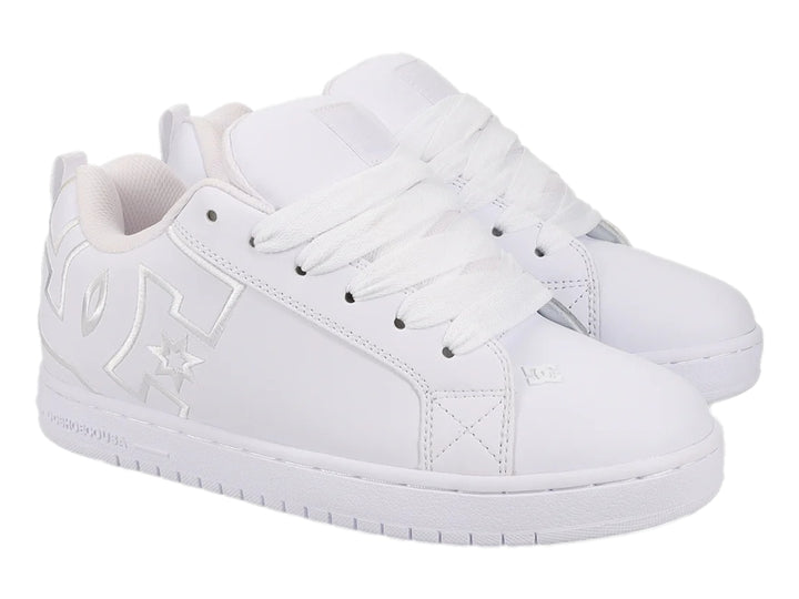 Tenis DC Shoes Court Graffik en color blanco total con suela plana y agujetas blancas.