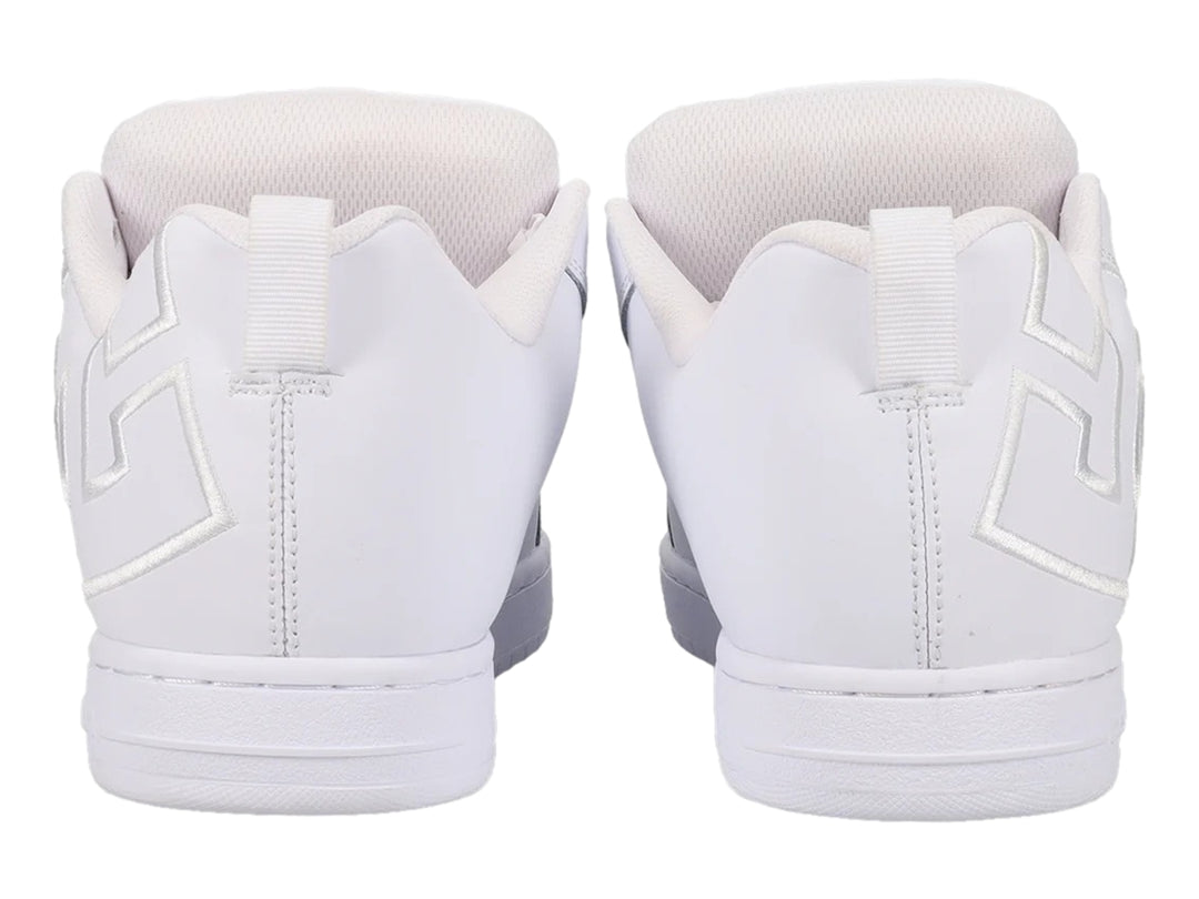 Tenis DC Shoes Court Graffik en color blanco total con suela plana y agujetas blancas.