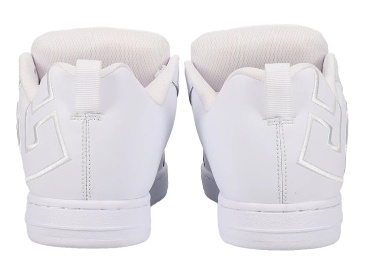 Tenis DC Shoes Court Graffik en color blanco total con suela plana y agujetas blancas.