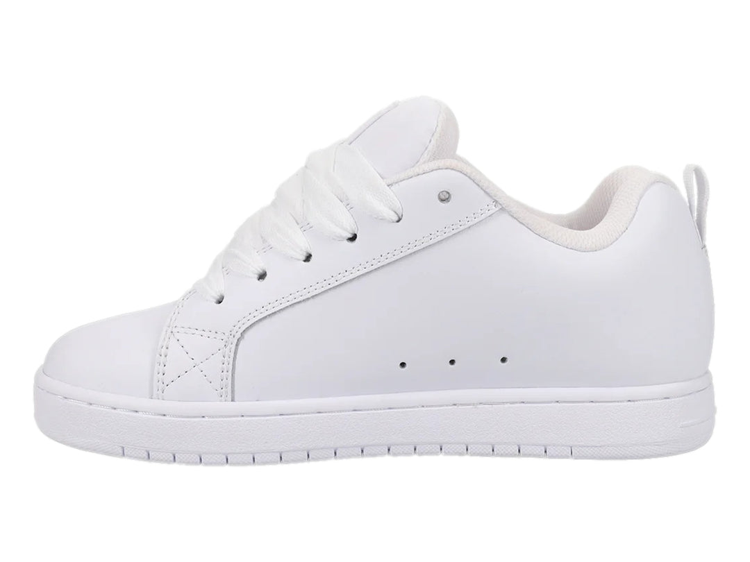 Tenis DC Shoes Court Graffik en color blanco total con suela plana y agujetas blancas.