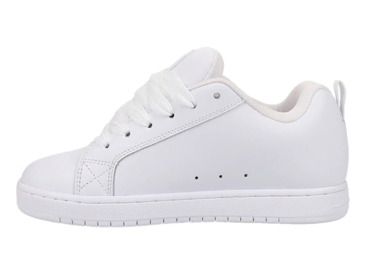 Tenis DC Shoes Court Graffik en color blanco total con suela plana y agujetas blancas.