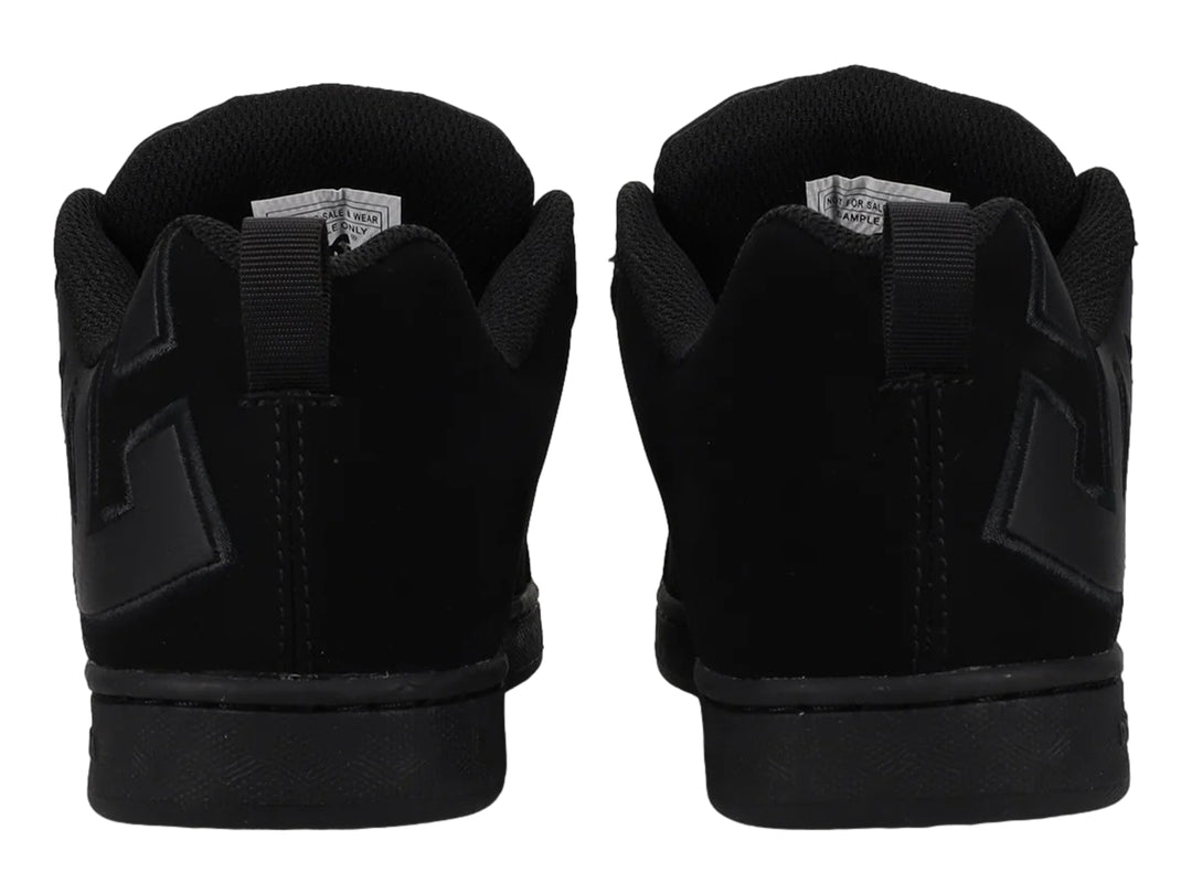 Tenis DC Shoes Court Graffik en color negro total, vista lateral.
