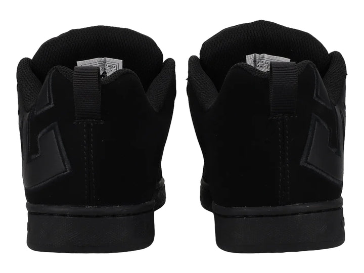 Tenis DC Shoes Court Graffik en color negro total, vista lateral.
