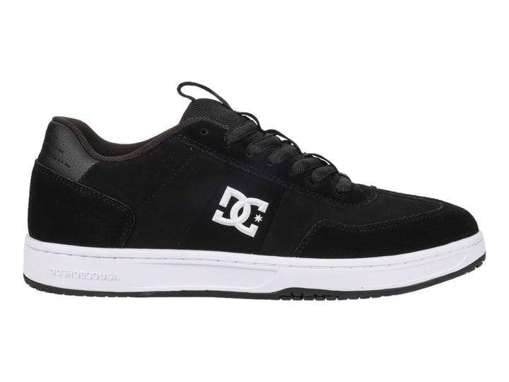 Tenis DC Shoes Astrix color negro con suela blanca y logotipo blanco en el lateral.