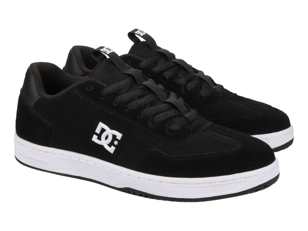 Tenis DC Shoes Astrix color negro con suela blanca y logotipo blanco en el lateral.