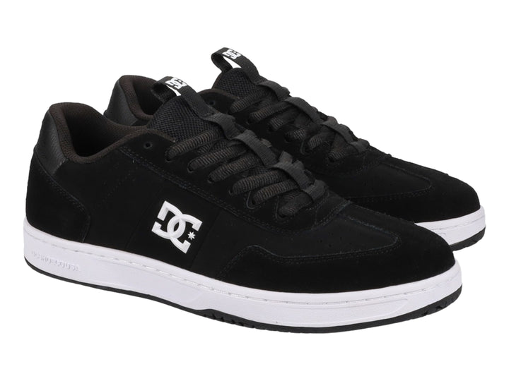 Tenis DC Shoes Astrix color negro con suela blanca y logotipo blanco en el lateral.