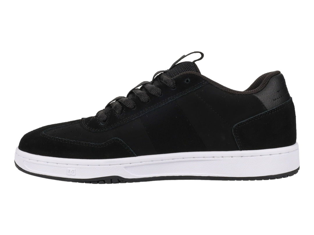 Tenis DC Shoes Astrix color negro con suela blanca y logotipo blanco en el lateral.