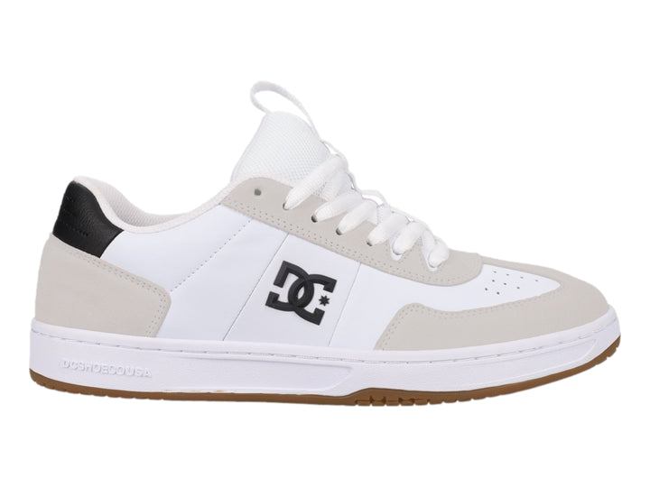 Tenis DC Shoes blancos con detalles en gris, suela color miel y logotipo negro lateral.