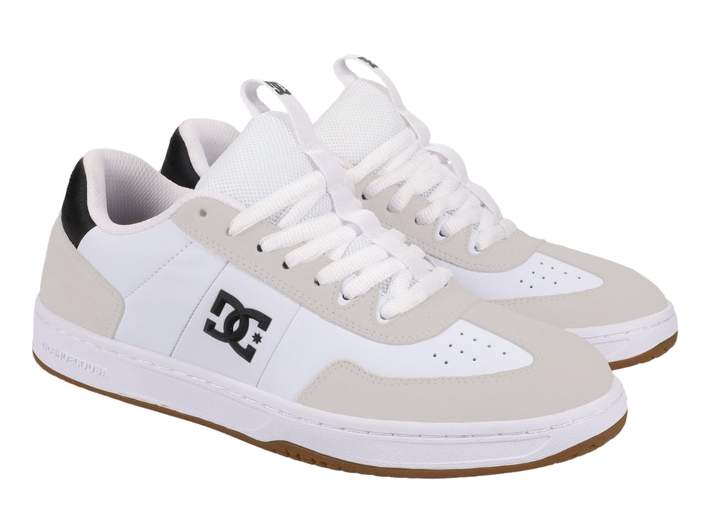 Tenis DC Shoes blancos con detalles en gris, suela color miel y logotipo negro lateral.