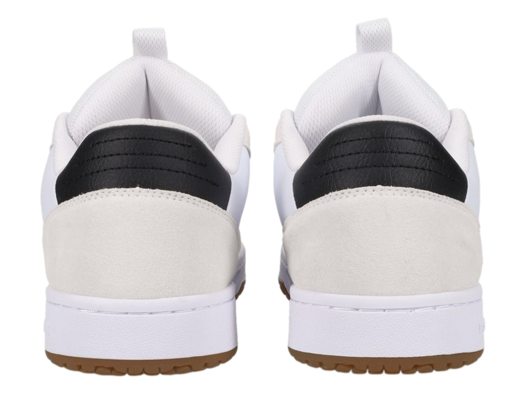 Tenis DC Shoes blancos con detalles en gris, suela color miel y logotipo negro lateral.