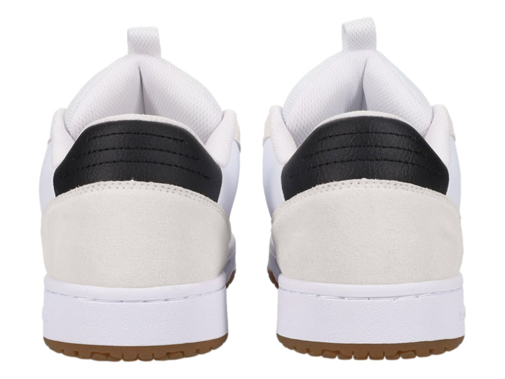 Tenis DC Shoes blancos con detalles en gris, suela color miel y logotipo negro lateral.