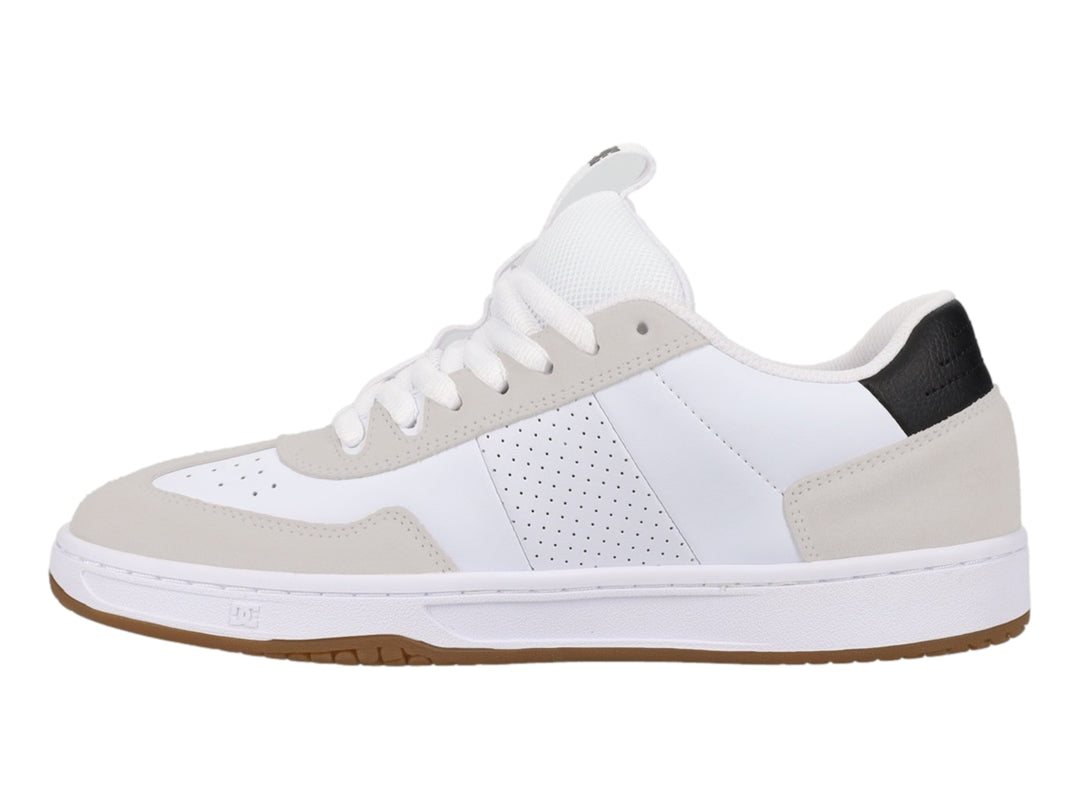 Tenis DC Shoes blancos con detalles en gris, suela color miel y logotipo negro lateral.