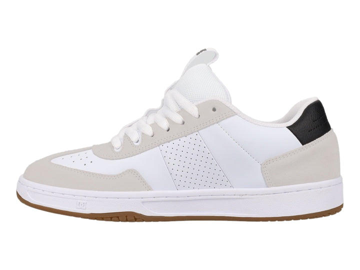 Tenis DC Shoes blancos con detalles en gris, suela color miel y logotipo negro lateral.