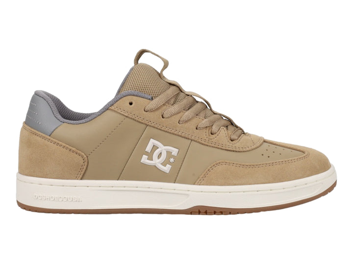 Tenis DC Shoes color tan con suela blanca y logotipo blanco en el lateral.