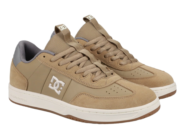 Tenis DC Shoes color tan con suela blanca y logotipo blanco en el lateral.
