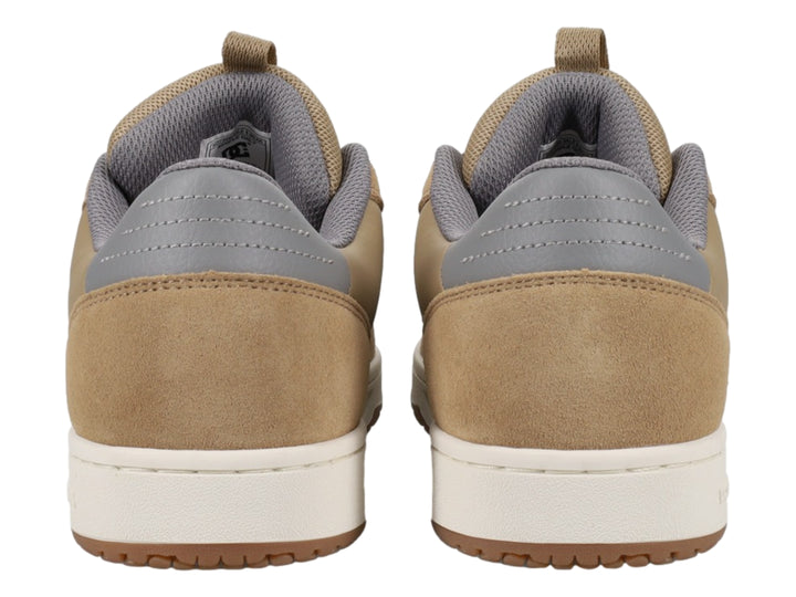 Tenis DC Shoes color tan con suela blanca y logotipo blanco en el lateral.