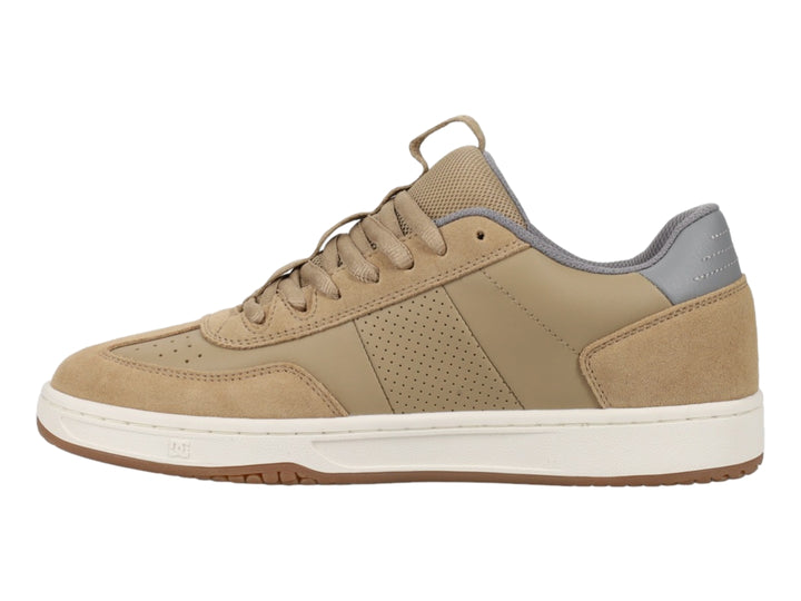 Tenis DC Shoes color tan con suela blanca y logotipo blanco en el lateral.