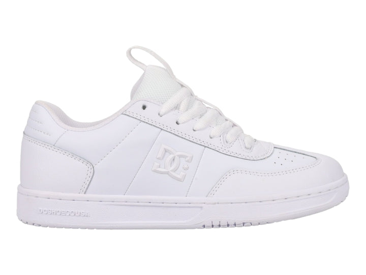 Tenis DC Shoes modelo Astrix en color blanco total con suela plana y cordones.