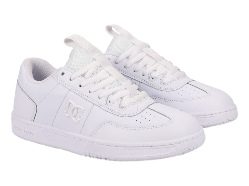 Tenis DC Shoes modelo Astrix en color blanco total con suela plana y cordones.