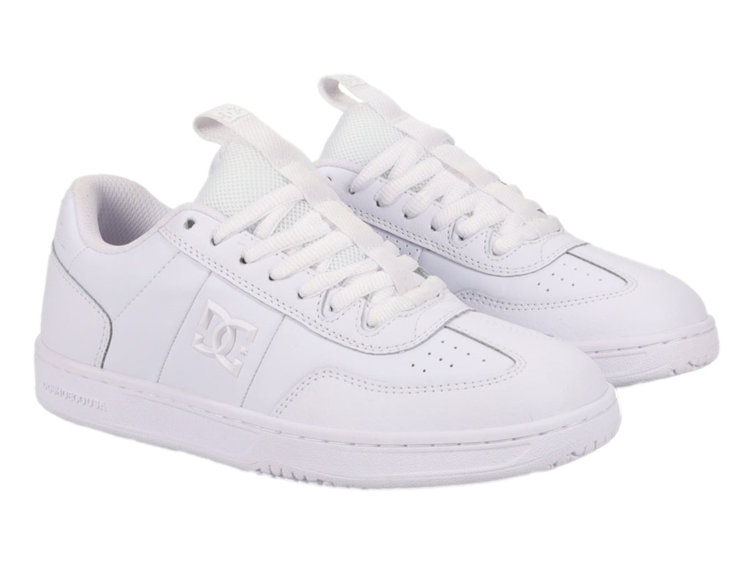 Tenis DC Shoes modelo Astrix en color blanco total con suela plana y cordones.