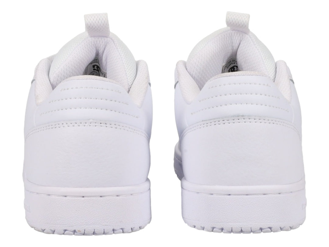 Tenis DC Shoes modelo Astrix en color blanco total con suela plana y cordones.