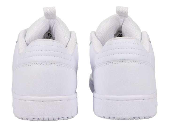 Tenis DC Shoes modelo Astrix en color blanco total con suela plana y cordones.